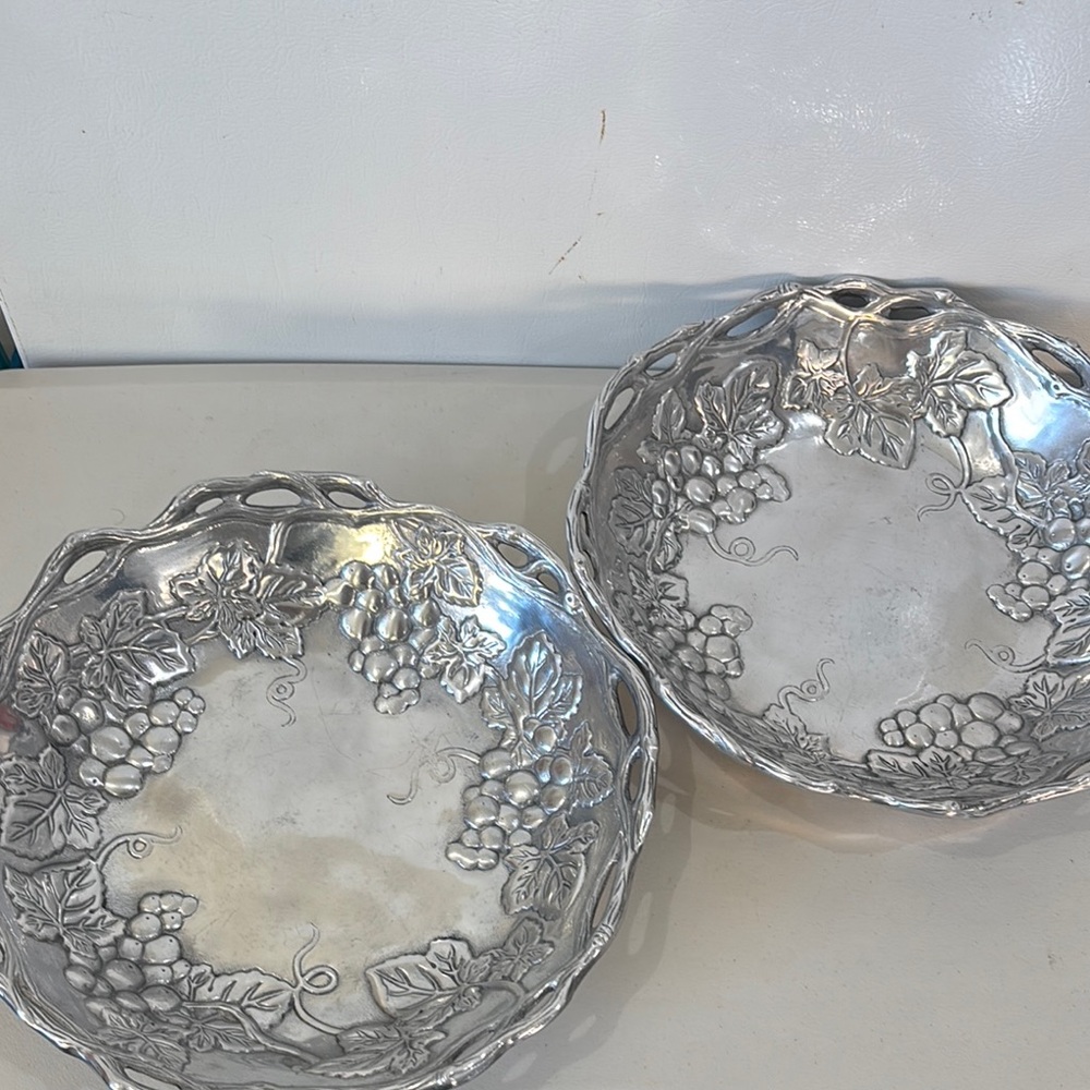 Arthur court serving bowls